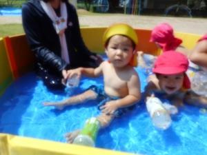 水につかって気持ちよさそうな姿